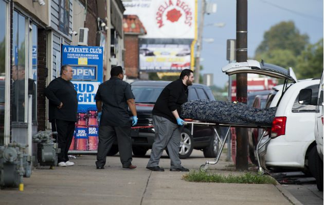 Un policía en la escena del tiroteo en el Tequila KC Bar en Kansas City. Foto: AP.