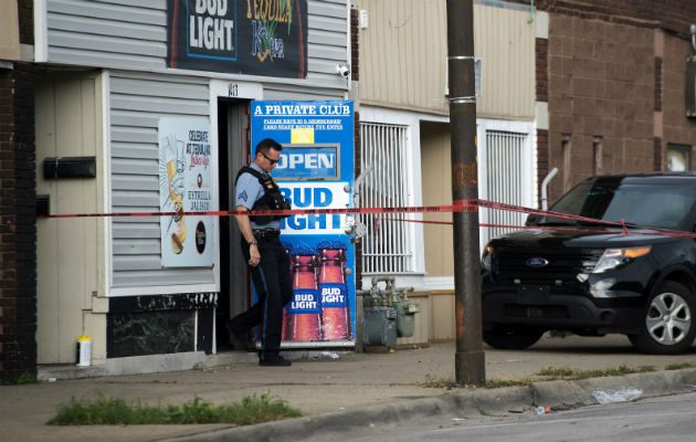 Un policía en la escena del tiroteo en el Tequila KC Bar en Kansas City. Foto: AP.