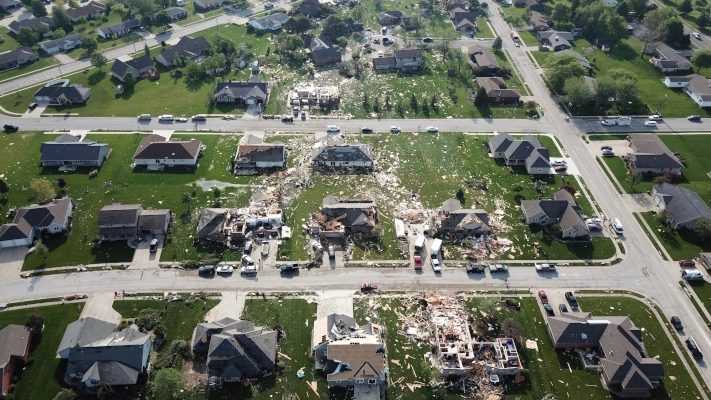 Toma aérea muestra casas dañadas y escombros que marcan el camino de un tornado en Celina, Ohio. FOTO/AP