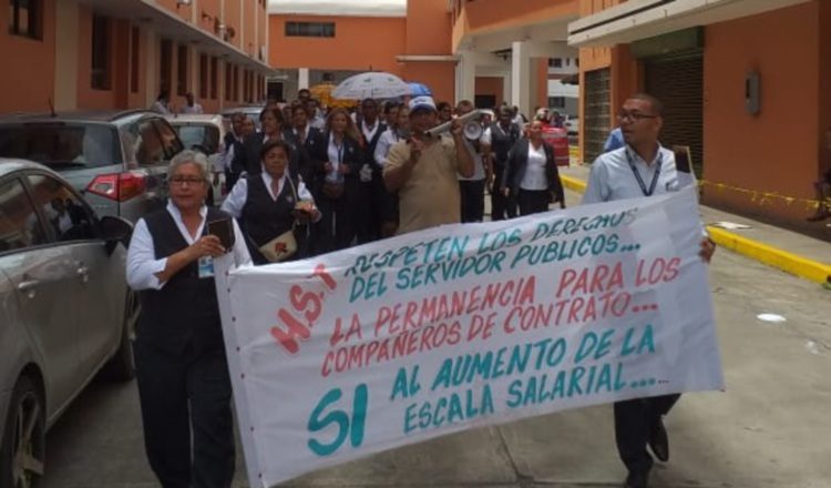 Empleados del hospital protestan en su tiempo de almuerzo. Foto de cortesía