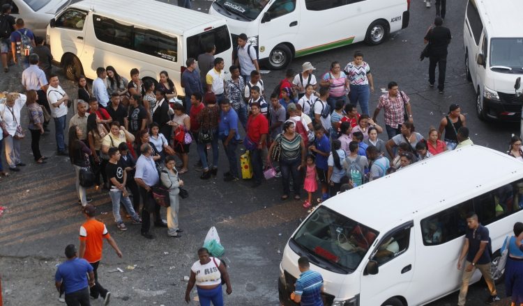 Para los usuarios, el mal servicio de los "piratas" es necesario para cumplir con sus horarios laborales.