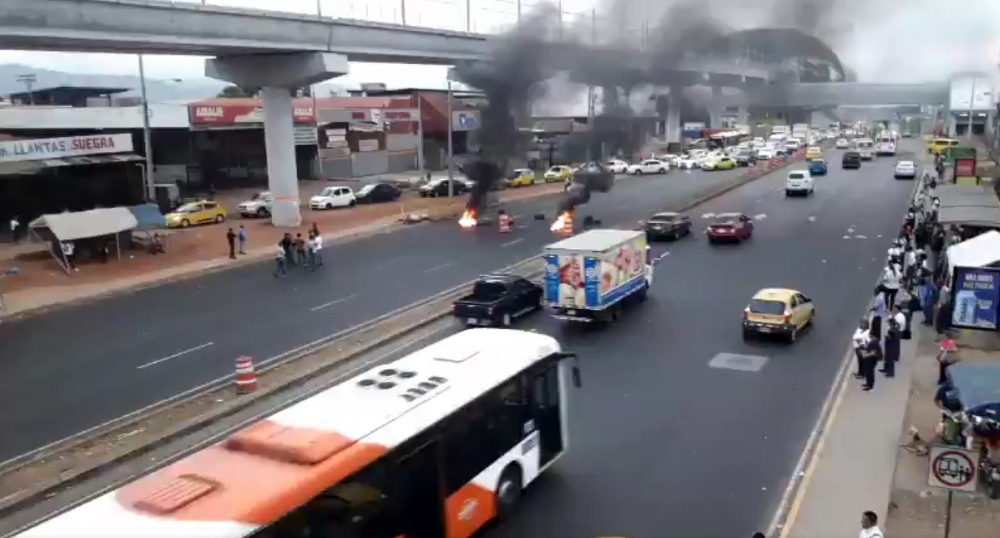 Conductores del transporte "pirata" cerraron la Avenida Domingo Díaz, a la altura de Plaza Tocumen.