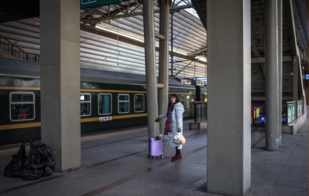 Para poder abastecer la mastodóntica demanda, se han puesto en marcha las clásicas medidas de contingencia: casi 4,800 trenes kilométricos de ida y mismo número para la vuelta, antes y después de los días que rodean al Año Nuevo, el próximo día 5 de febrero.FOTO/EFE