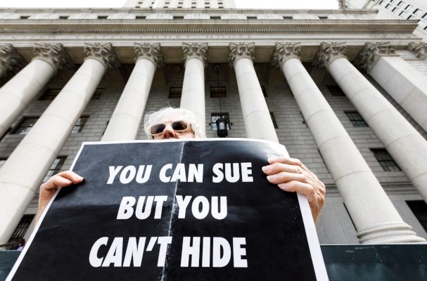 Los participantes portaban una pancarta en la que se podía leer "Que se procese políticamente a Trump", así como carteles en los que defendían el derecho del Congreso a conocer las finanzas del presidente, que los Trump están dispuestos a demostrar que es ilegítimo. FOTO/AP