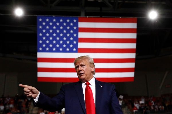 El preisdente Donald Trump reaccionó rápidamente a través de su cuenta de Twitter: "¡GRAN VICTORIA para la frontera sobre el asilo en el Tribunal Supremo!". FOTO/AP