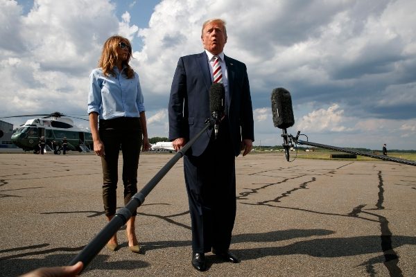 Donald Trump, que pasó el fin de semana en su club de golf de Bedminster, Nueva Jersey, comentó lo sucedido con unas breves declaraciones antes de abordar el avión presidencial. "El odio no tiene cabida en nuestro país", afirmó. FOTO/AP