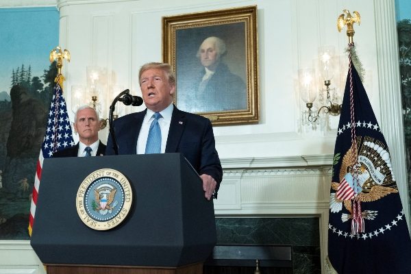 El presidente Donald Trump apuntó que son "la enfermedad mental y el odio son las que aprietan el gatillo, no la pistola", en una defensa del derecho de portar armas en Estados Unidos. FOTO/AP