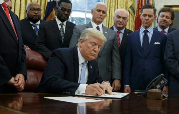 Trump proclamó la orden invocando una ley de 1977. Foto: Archivo/Ilustrativa.