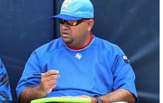 Audes de León, técnico de la U14. Foto:Fedebeis