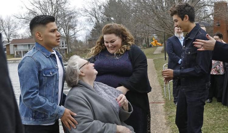 Los verdaderos protagonistas saludan a quienes los personificaron en la película. Foto: Prensa Libre