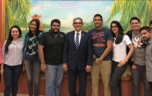  El rector de la Universidad Tecnológica de Panamá (UTP), Héctor Montemayor, junto a la Asociación Estudiantil de esta Casa de Estudios. 