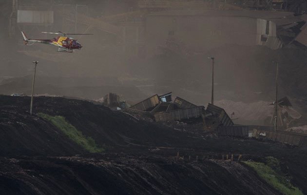 Un helicóptero vuela por el área de la catástrofe. FOTO/AP