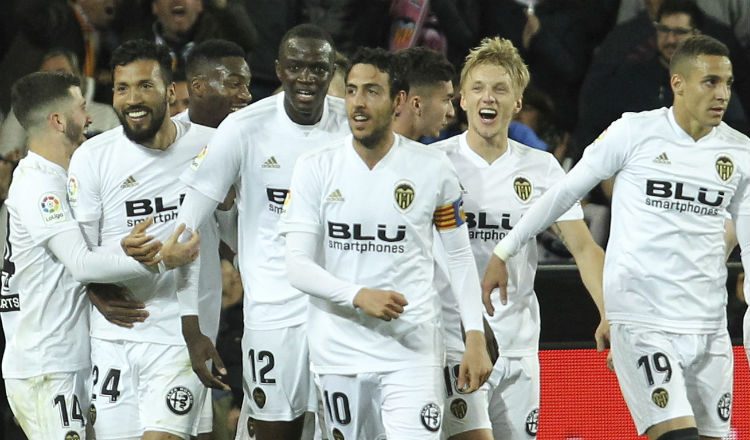 Jugadores del Valencia festejan el triunfo ante Real Madrid. Foto:AP