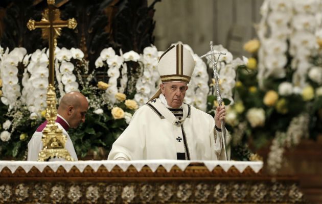 Tras el rito del encendido, marcación y bendición del cirio se celebró la "Liturgia de la Palabra", la "Liturgia Bautismal" y la "Liturgia Eucarística".