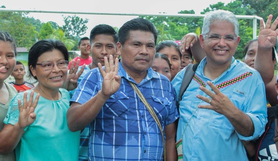 Venancio Palacio Guerra (centro) fue el ganador de las elecciones parciales de desempate para el cargo de representante en el corregimiento de Kankintú. 