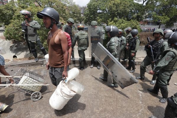 El apagón que sufre el país desde hace varios días no permite la llegada de agua potable a las casas de varias regiones. FOTO/EFE