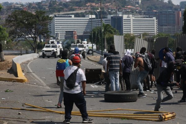 Tanquetas de la Guardia Nacional Bolivariana impiden el paso de simpatizantes del presidente de la Asamblea Nacional, Juan Guaidó, que participan en una manifestación en apoyo a su levantamiento contra el gobierno de Nicolás Maduro. FOTO/EFE