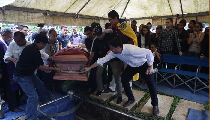 Sepelio del concejal venezolano fallecido Fernando Albán.  La  ONU, la Unión Europea (UE), la Iglesia católica, partidos políticos, organizaciones de derechos humanos y varios Gobiernos han pedido al Ejecutivo de Nicolás Maduro una investigación independiente que determine responsabilidades en este caso.FOTO/ EFE