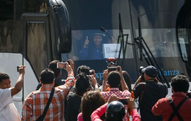 La opositora, que va a bordo de uno de los autobuses, detalló que en el ataque fue herido uno de los conductores con una piedra.