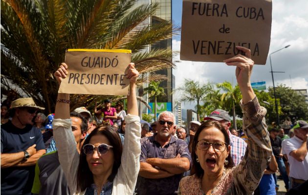 Opositores denuncian la "ilegitimidad" del gobierno de Maduro. Foto. EFE.