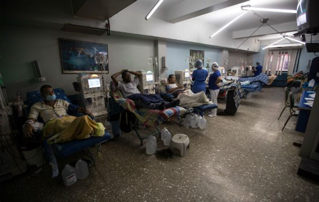 Las máquinas de hemodiálisis cumplen la función de los riñones y purifican la sangre de los pacientes, pero también privan a los enfermos de elementos necesarios para una vida plena.
