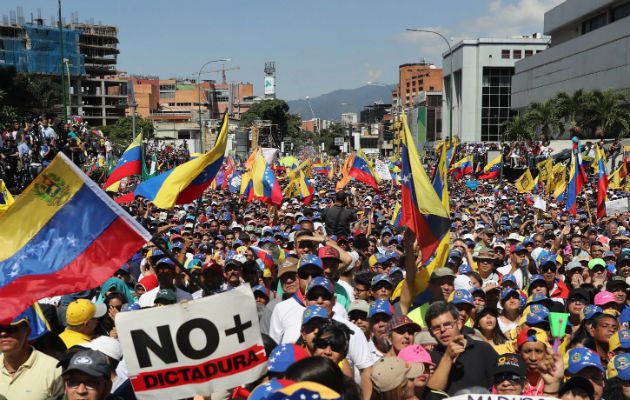 La Divina Diva, una "rubia desinfluenciadora", como se presenta, tiene más de 56.000 seguidores, entre ellos el canciller venezolano, Jorge Arreaza, y el jefe del Parlamento, Juan Guaidó.