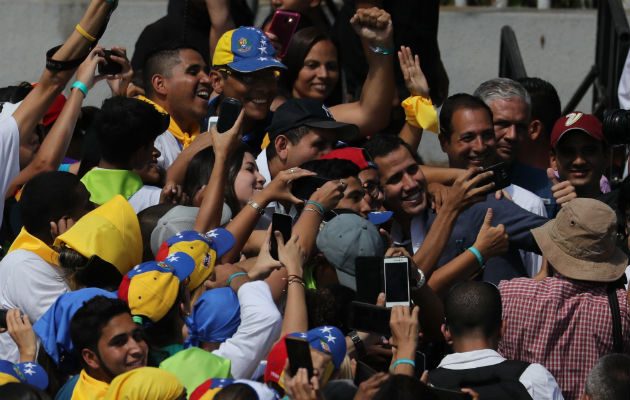 El líder opositor señaló que los aviones con ayudas "deberían estar aterrizando" en suelo venezolano, pero que el Gobierno del presidente Nicolás Maduro bloquea esta acción.