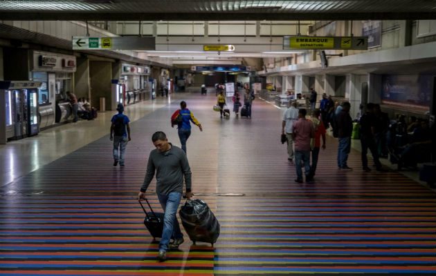 Foto archivo que muestra a algunos viajeros en el aeropuerto internacional Simón Bolívar, en Maiquetía (Venezuela). Foto: EFE.