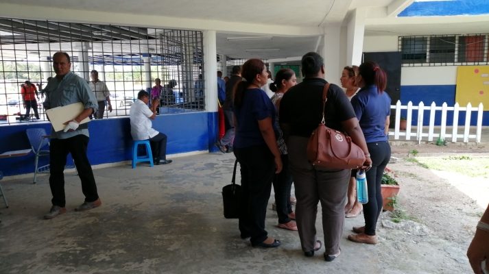 Los educadores del colegio Veracruz, se reunieron con el fin de prepararse para las honras fúnebres de la educadora. Foto/Eric Montenegro