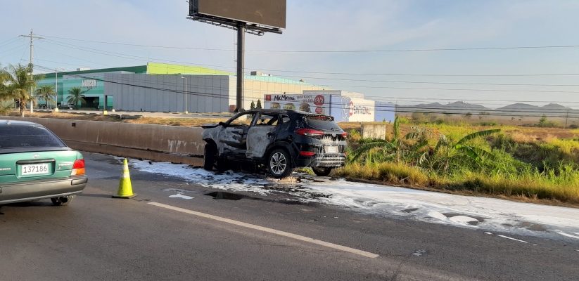 Algunos conductores lograron sacar del carro a las dos damas involucradas en el accidente. Foto/Melquiades Vásquez