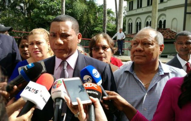 "Le cosieron el intestino con el útero en el Santo Tomás", Víctor Orobio. Foto: Panamá América.