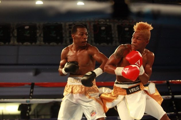 Orlando "El Virus" Mosquera enfrenta a John Valencia (izq.) Foto Anayansi Gamez