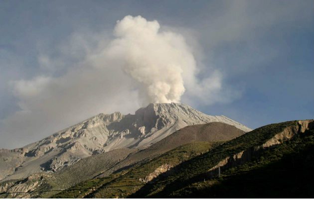 "Nos ha sorprendido y estamos muy preocupados", relató a los medios sobre la nube de ceniza que "cayó muy fuerte" en la mañana de este pasado viernes.