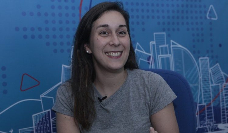 Jóvenes voluntarios de Brasil, Portugal y Venezuela colaboran en la traducción y diseño gráfico. /Foto Víctor Arosemena