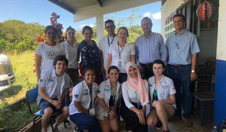 Los voluntarios durante su visita en Panamá.
