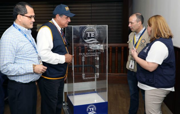 La urna donde se colocó las memorias USB con los datos electrónicos de los votantes fue ubicada en un lugar visible de la Oficina Regional del Registro Civil de Panamá Centro.