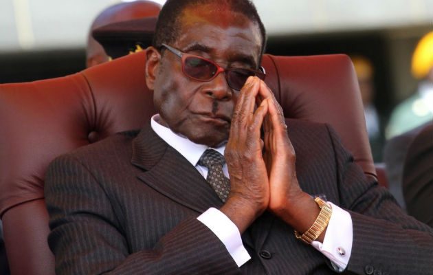 Nacido en 1924 cerca de Harare, hijo de un carpintero y una maestra, Mugabe comenzó su lucha política a los 36 años y militó en varios grupos de la incipiente lucha por la independencia del Reino Unido.