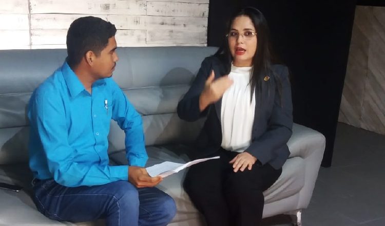 Zulay Rodríguez en "live" para Panamá América. Adiel Bonilla