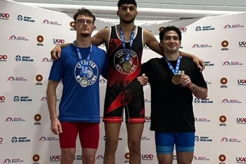 Jorge Calviño conquista el bronce en su debut en la lucha olímpica en el Reino Unido 