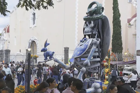 ¡Un espectáculo monumental! El deslumbrante desfile de dioses y catrinas gigantes que paralizó Atlixco