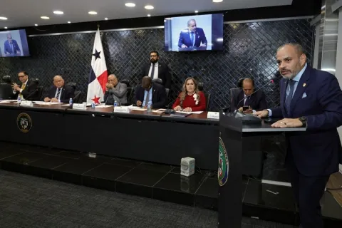 Admiten anteproyectos de ley para solucionar la crisis de idoneidad de graduandos de Derecho