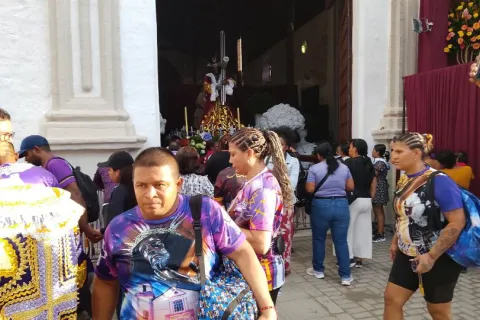 Llegan los feligreses a rendirle culto al Naza en Portobelo