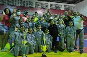 Los atletas infantiles de lcuha de a provincia de Colón. Foto: Diómedes Sánchez