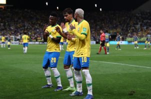 Vinicius (izq), Lucas Paqueta y Neymar feestejan un gol de Brasil. Foto:EFE