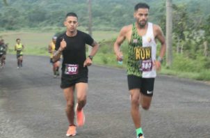 El costarricense jason Villalobos, derecha puntenado la carrera y Javier Cortez, ganador de los 10 kilómetros (iz.).  Cortesía