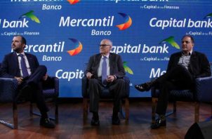 Ignacio Vollmer, Gustavo Vollmer y Moisés Cohen, explican la fusión bancaria que se realizó.  Víctor Arosemena