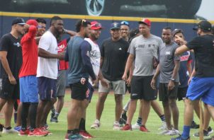 Jugadores de Federales de Chiriquí conversan, previo a los entrenamientos de ayer en el estadio Rod Carew. Foto: Cortesía.