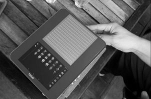 Blitab es una tableta con una pantalla táctil y una placa con ranuras que se activan para formar trece líneas de texto en braille, una revolucionaria combinación que permite a personas ciegas navegar por la red y traducir los contenidos. Foto: EFE. 
