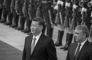 El presidente colombiano, Iván Duque, es recibido por su homólogo chino, Xi Jinping, en su vista el año pasado. Foto EFE.