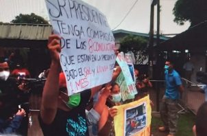 Con pancartas, pidieron solución al tema de los certificados de operación para taxis.Foto: Melquiades Vásquez